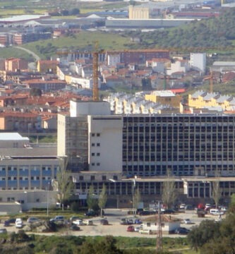 Una joven de 15 años intoxicada por monóxido de carbono en el incendio de una vivienda en Plasencia