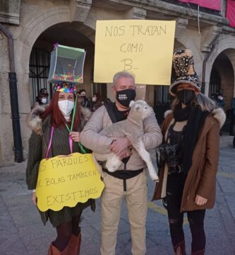 En Montehermoso protestan contra el cierre de sus negocios