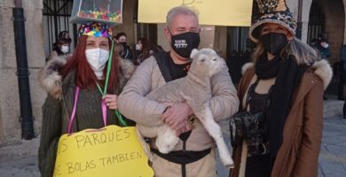 En Montehermoso protestan contra el cierre de sus negocios