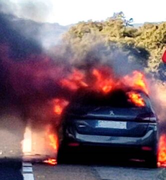 El incendio de un coche provoca cortes en la N-630 en Monesterio