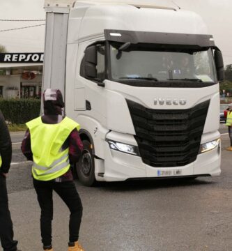 Un camionero afectado por los piquetes: «Los cristales rotos me dañaron la córnea»