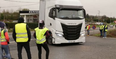 Un camionero afectado por los piquetes: «Los cristales rotos me dañaron la córnea»