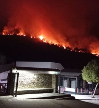 Evacuan Casas de Miravete por el fuego que amenaza Monfragüe