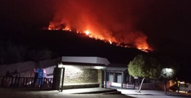 Evacuan Casas de Miravete por el fuego que amenaza Monfragüe