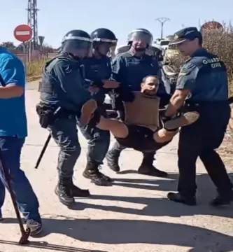 Mientras se reunía la mesa de negociación en el Pino en Montehermoso siguen los enfrentamientos con los antidisturbios