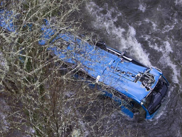 2 muertos y 3 desaparecidos al precipitarse un autobús al río Lérez 