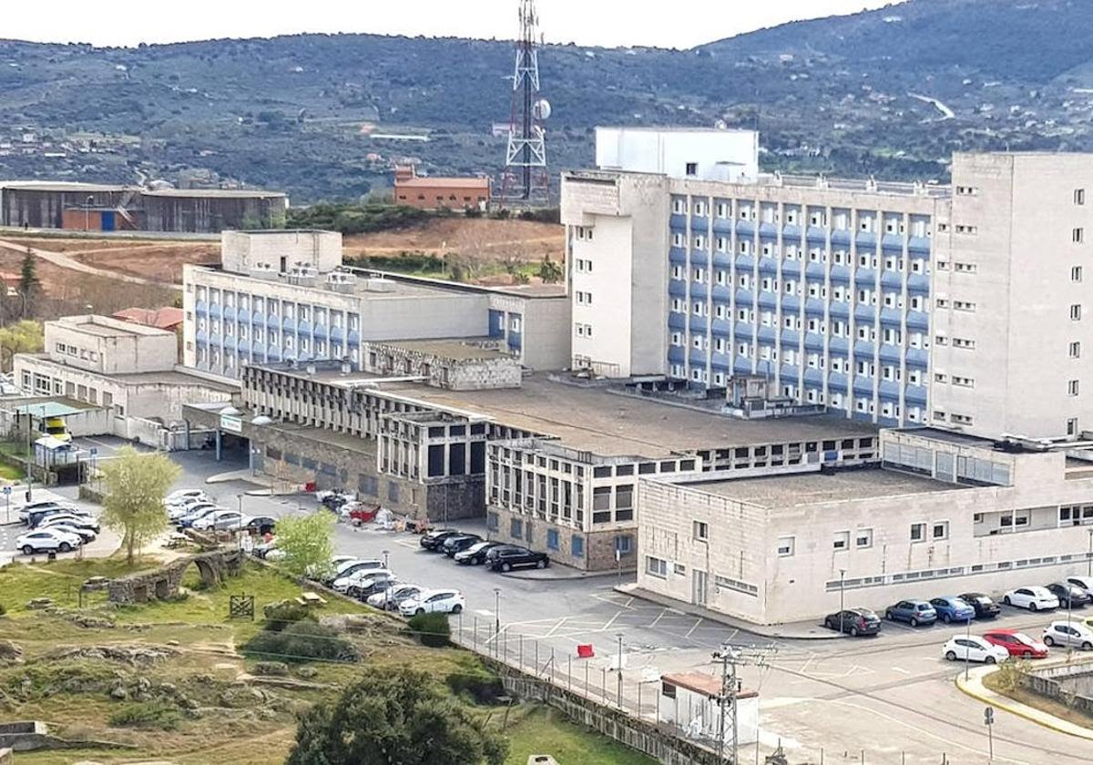 Fallece un varón de 56 años en Plasencia tras caer desde su balcón, donde se quedó encerrado