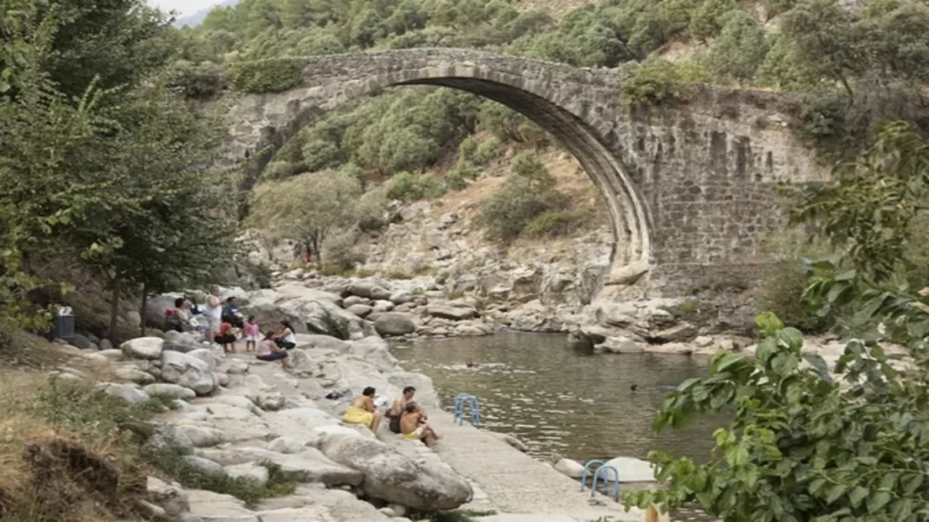 La carretera que recorre algunas de las piscinas naturales más bonitas de España