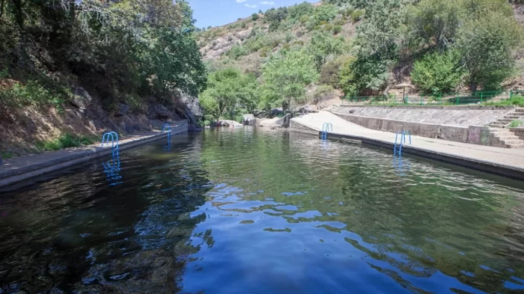 La carretera que recorre algunas de las piscinas naturales más bellas de España