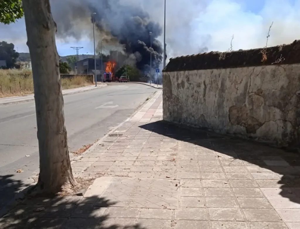 Incendio cerca de las antiguas instalaciones de Galcon.SL