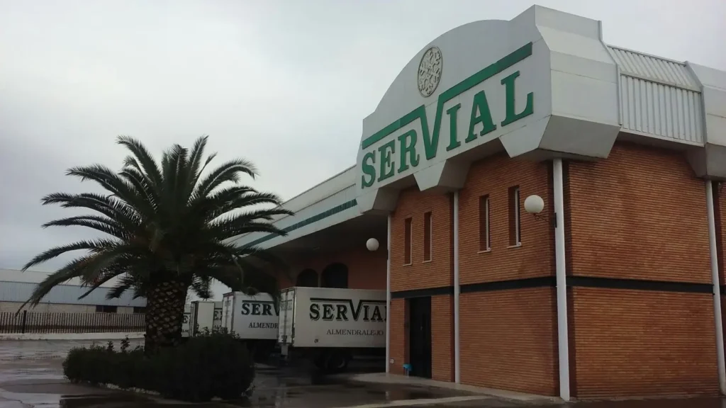 Muere un camionero en un accidente laboral en Almendralejo