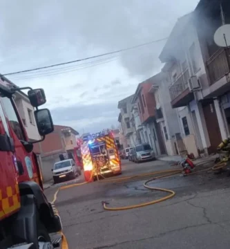 Dos afectados por inhalación de humo en un incendio en Moraleja