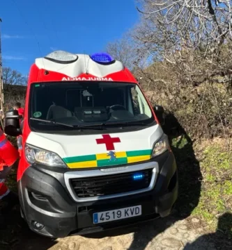 Un hombre de 55 años falleció mientras realizaba la Ruta del Emperador en La Vera. Descubre los detalles del trágico suceso y las acciones de los sanitarios que intentaron salvarle.