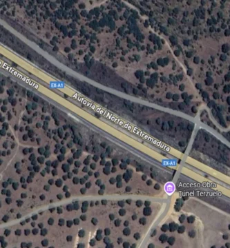 Tragedia en la EX-A1: Un Fallecido y Dos Heridos en Choque Frontal por Conductor en Sentido Contrario