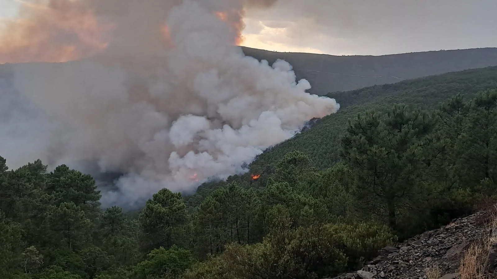 El fuego amenaza el corazón de Las Hurdes en Cambroncino | Norte de ...