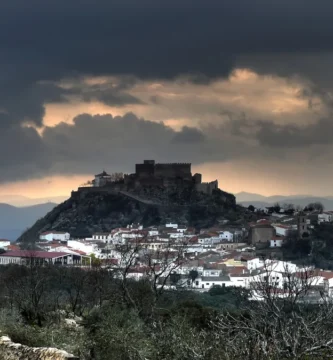 Montánchez (Cáceres): patrimonio naturaleza y jamón ibérico en Extremadura