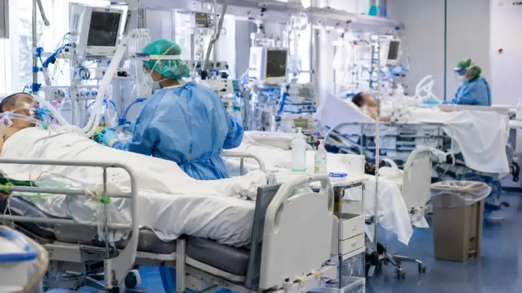 Colapso en la UCI de Badajoz: los sanitarios dicen «basta» ante una situación límite