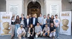 Actores de teatro actuando brillantemente en un gran escenario iluminado