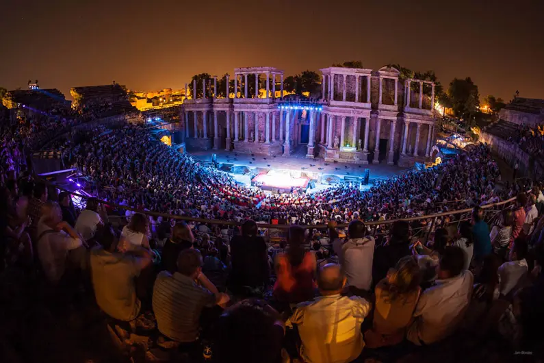 Escenario iluminado del Teatro Romano de Mérida