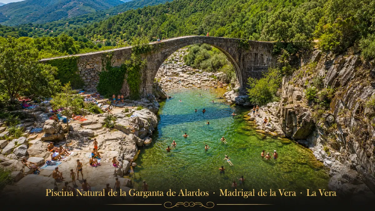 Piscina natural de la Garganta de Alardos bajo el puente romano en Madrigal de la Vera